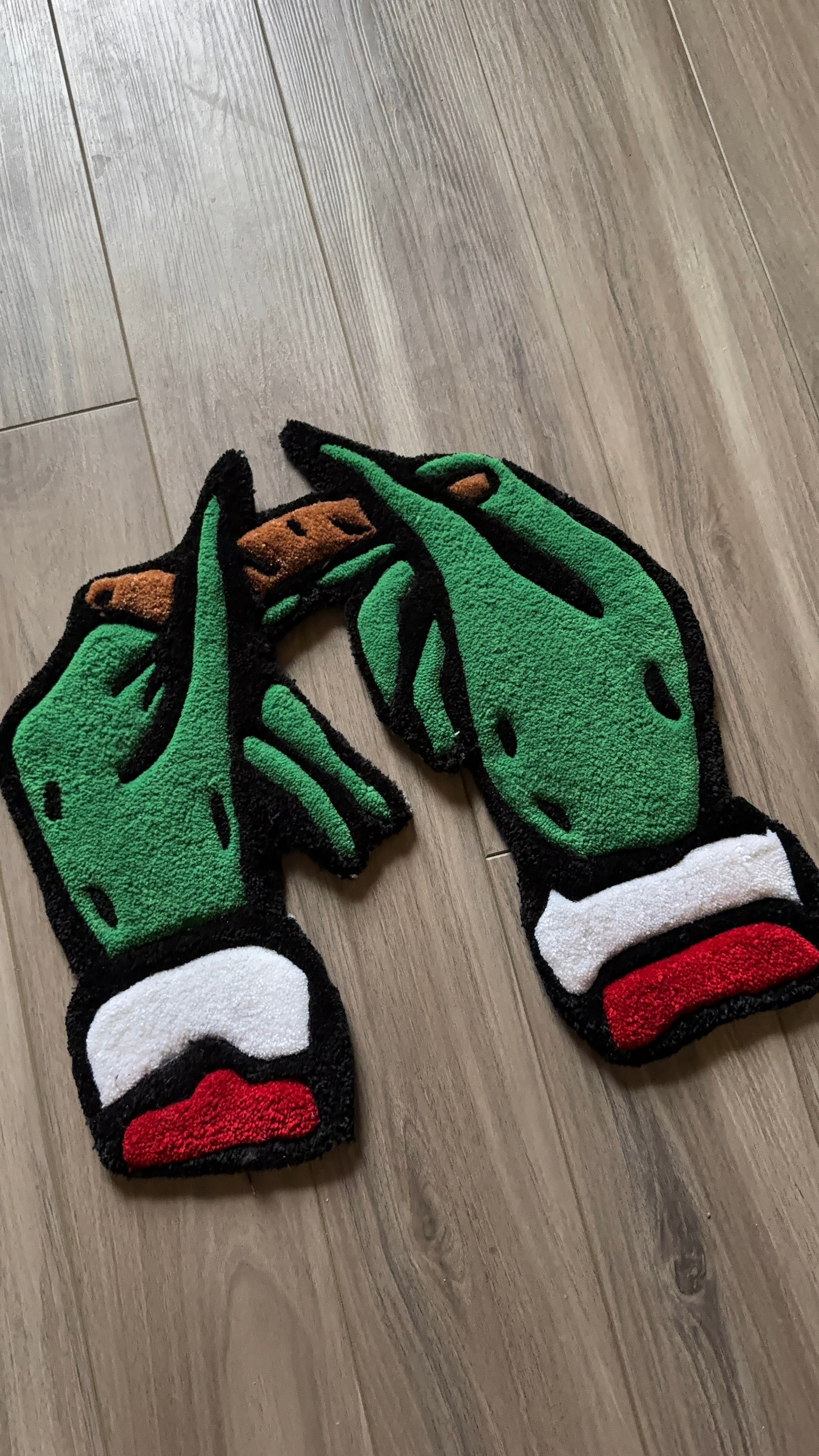 GRINCH ROLLING UP (ON HAND)