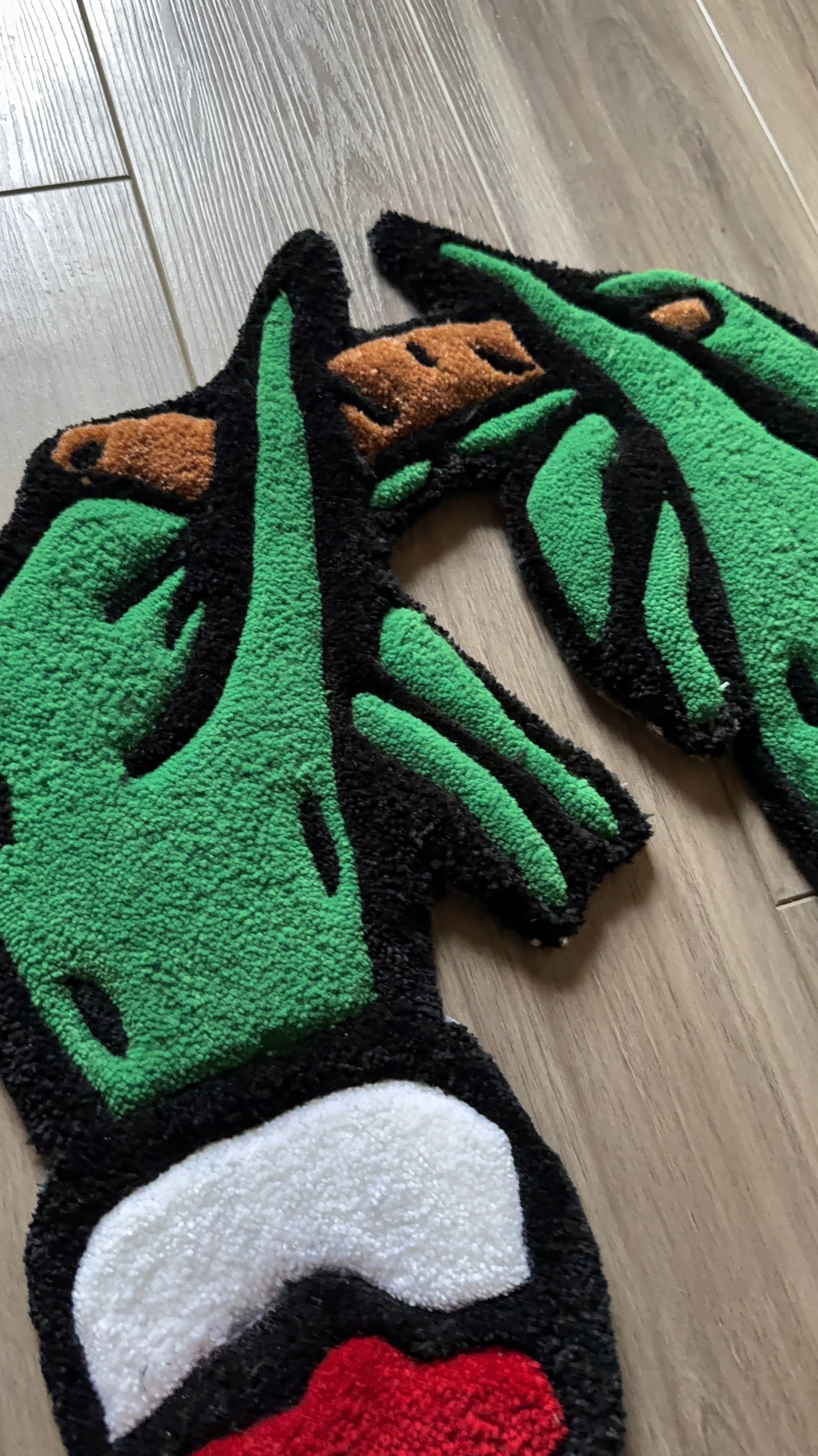 GRINCH ROLLING UP (ON HAND)